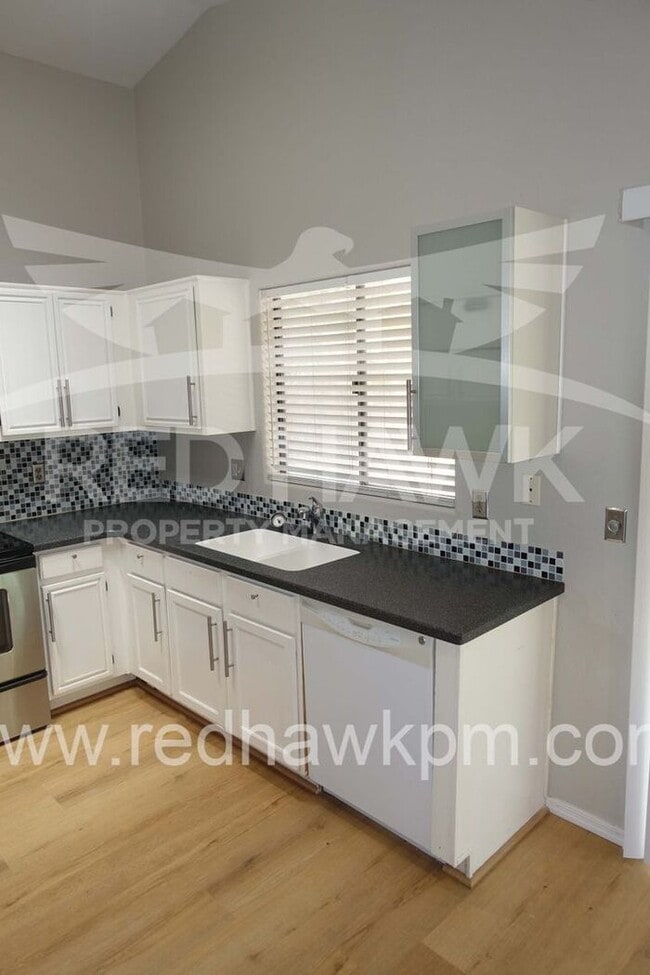 Building Photo - Charming Three Bedroom, Two Bathroom Chand...