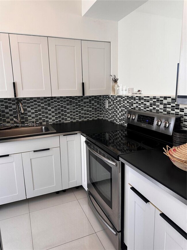 Foto del edificio - 10250 W Bay Harbor Dr