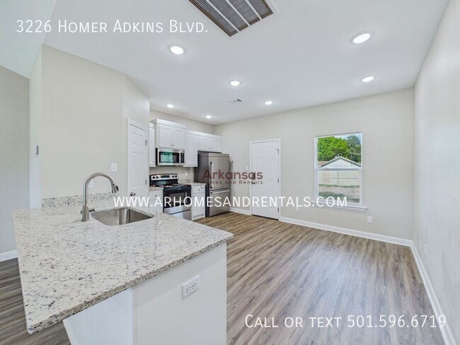 Foto del edificio - 3226 Homer Adkins Blvd