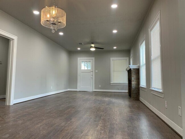 Building Photo - 2124 Gano St