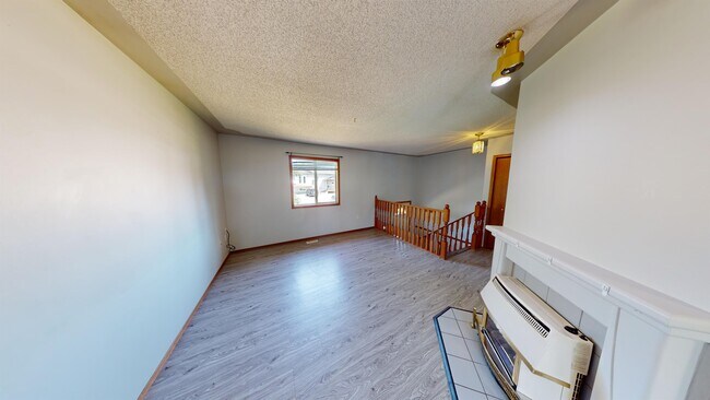Building Photo - 9408 B-94100 100 Ave.
