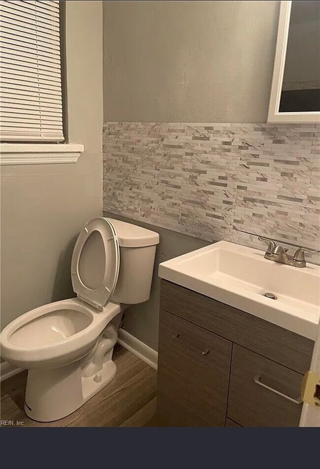 Building Photo - 633 42nd St