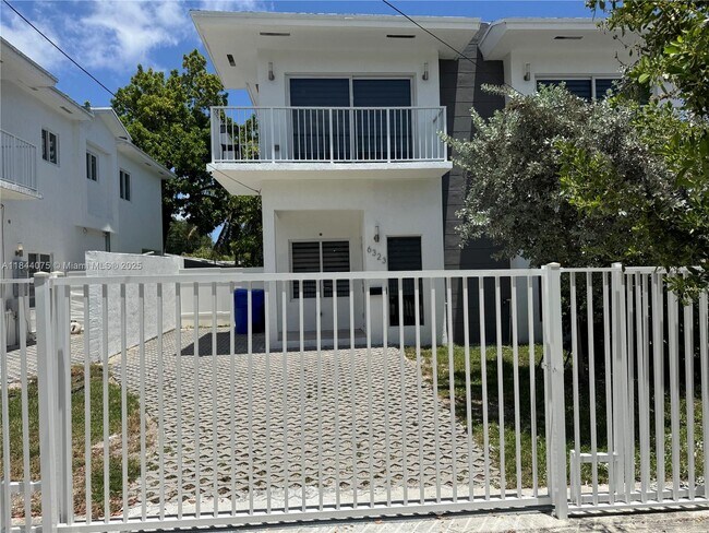 Foto del edificio - 6323 NW 1st Pl
