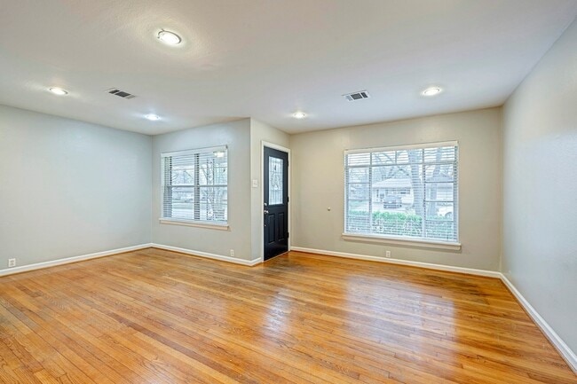 Building Photo - 1135 W 31st St