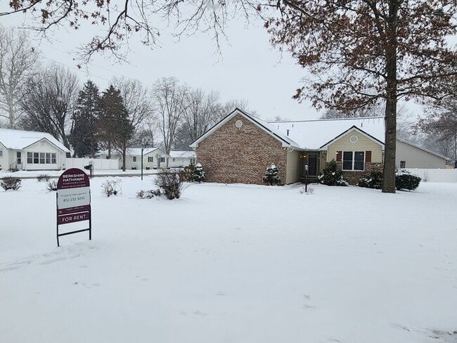Building Photo - East Side Home Just Blocks From Baeslers And Meadows Shopping Center
