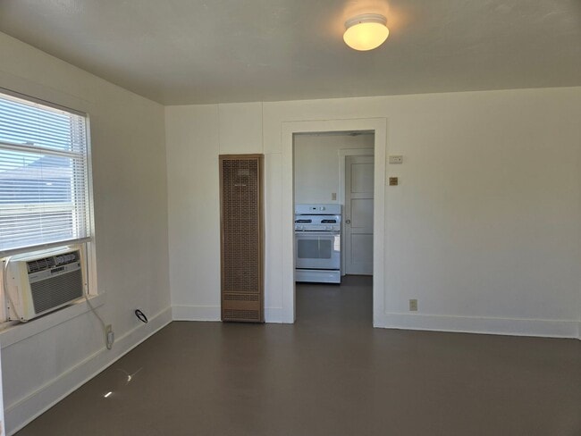 Building Photo - 1111 Kenwood Ave