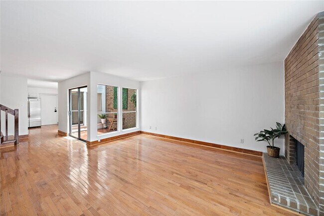 Building Photo - 5246 Woodlawn Pl
