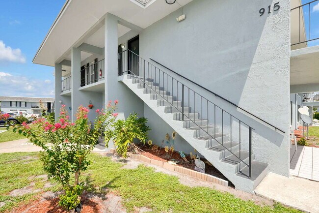 Foto del edificio - "Bright 2-Bed, 2-Bath Condo Retreat with Pool & Lake Views"