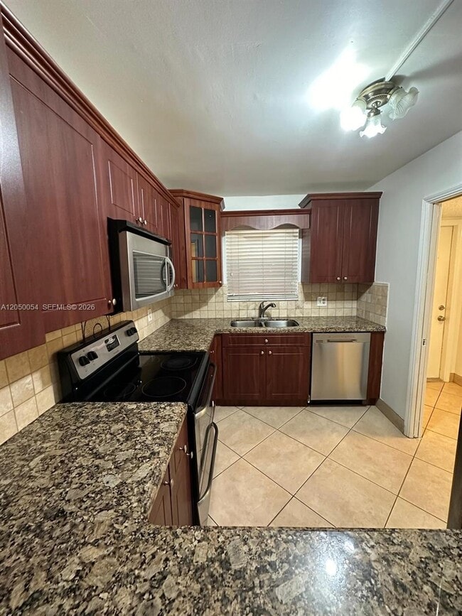 Foto del edificio - 9410 Live Oak Pl