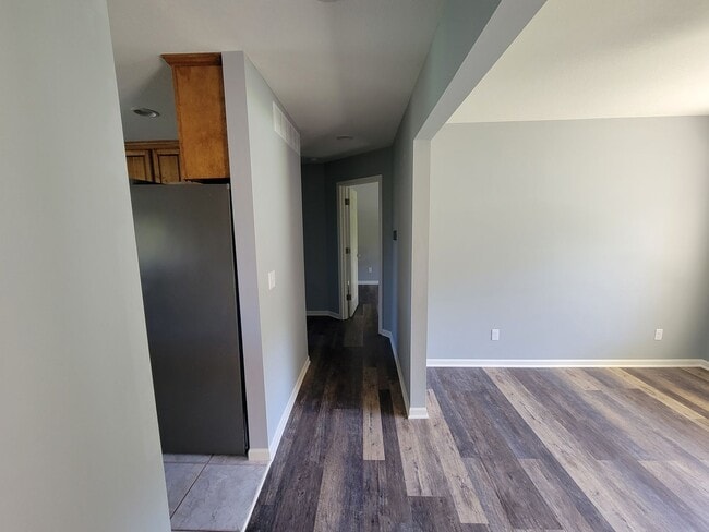 Building Photo - 5 bed/ 3 bath Single family home.