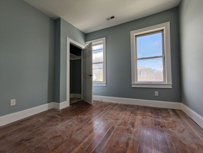 Building Photo - Brand New Unit, Central Heat, AC, In-Unit ...