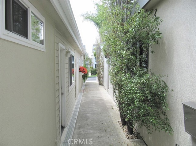 Building Photo - 602 Poinsettia Ave