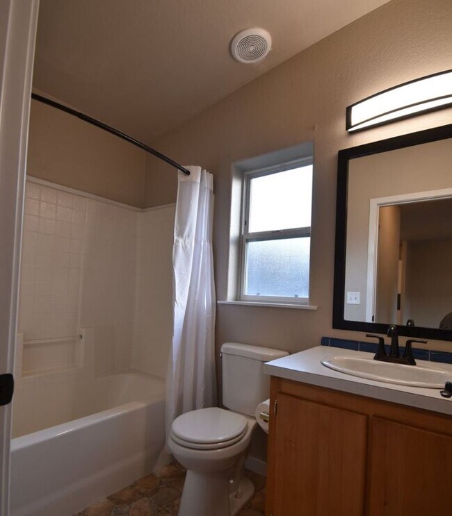 Foto del edificio - 3 Bedroom House For Rent In The Dalles