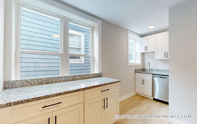 Building Photo - 974 Saratoga St