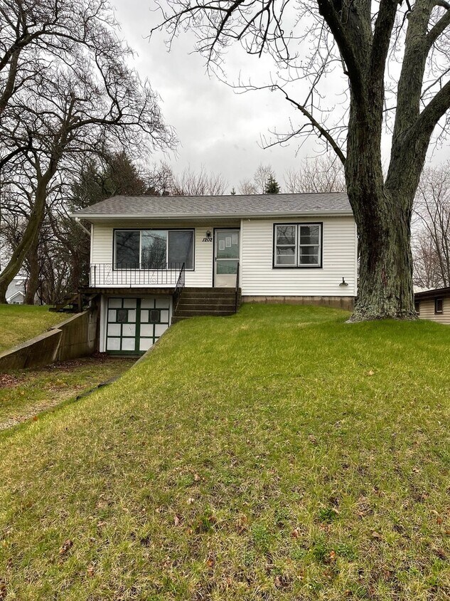 Primary Photo - 1201 Crystal Lake Rd