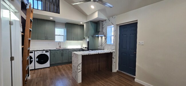 Foto del edificio - 6611 Winnetka Ave