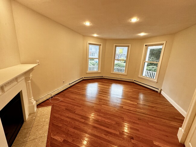 Big living room with fireplace and closet - 21 Royall St