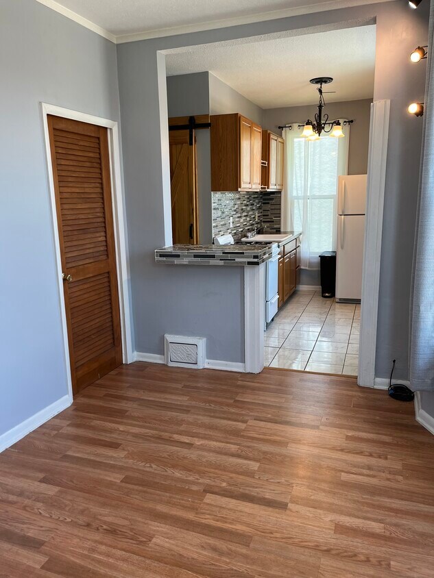 Kitchen Bar - 138 N 31st Ave