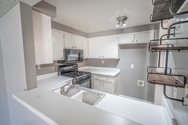 Foto del edificio - Santa Fe 2 Bedroom Condo for Rent!