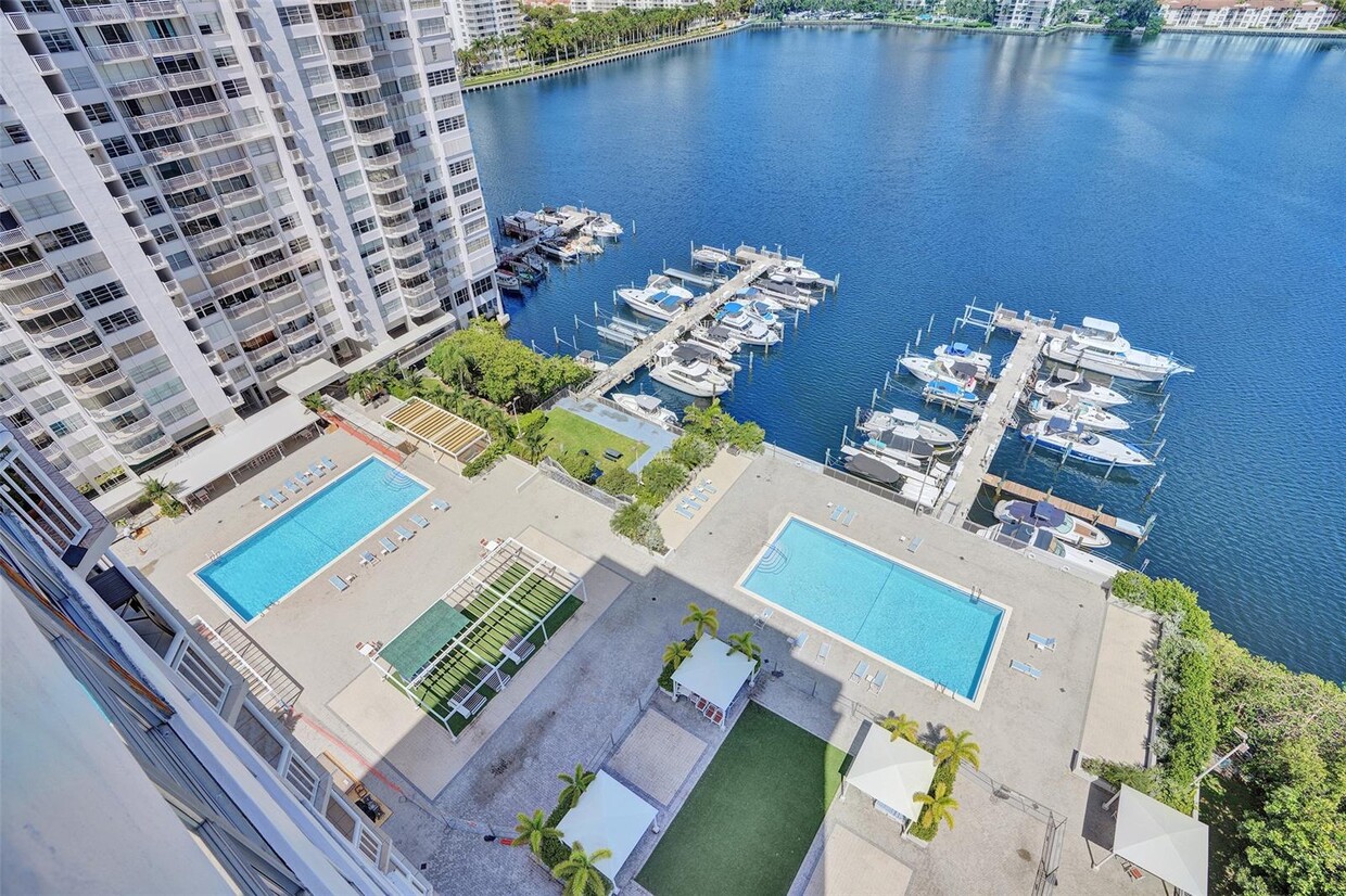 Foto principal - 18041 Biscayne Blvd