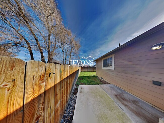 Building Photo - 1415 S 16th Ave