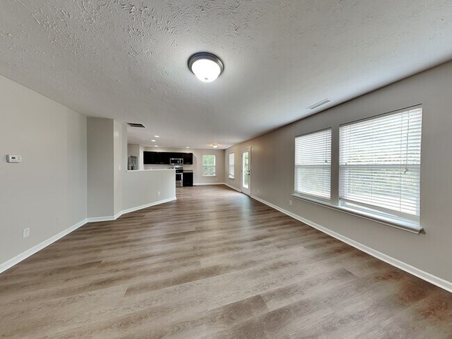 Building Photo - MOVE IN SPECIAL! 4 bed 2.5 bath with large...
