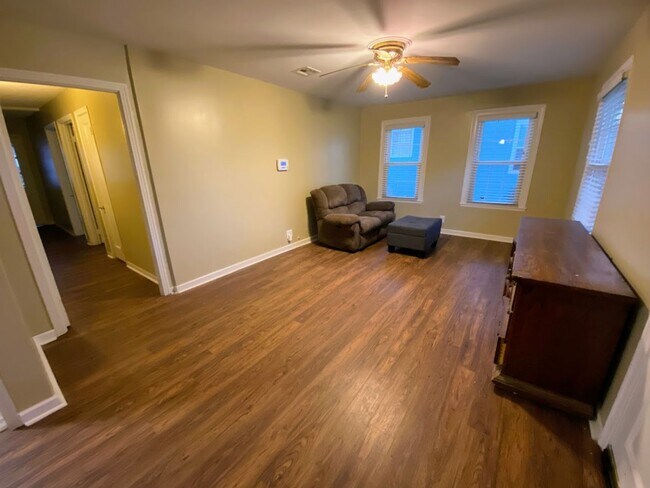 Foto del edificio - Cute 3-Bedroom Home with Sunroom and Fence...