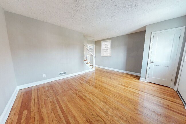 Building Photo - Renovated, Finished Basement & Fenced Back...