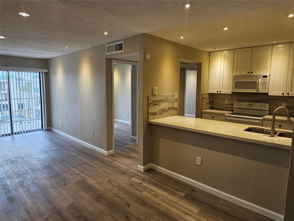 Primary Photo - 2816 S Bartell Dr
