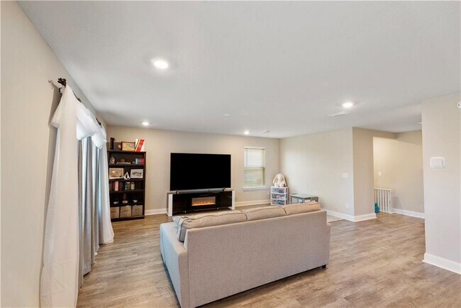 Building Photo - 8120 Fairview Ct
