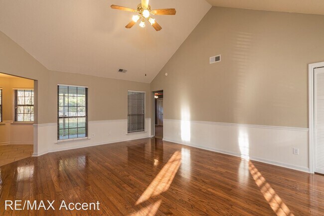 Building Photo - 3 br, 2 bath House - 118 Woodland Way