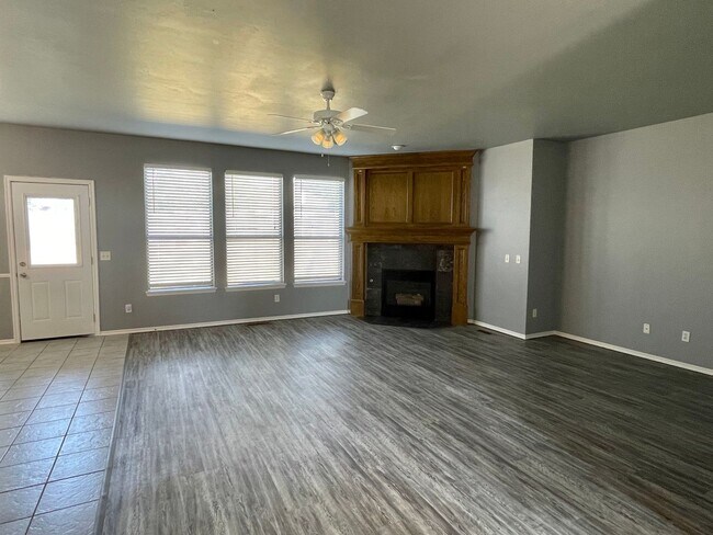 Foto del edificio - Large 3 Bed 3 Bath Home with an Office in ...