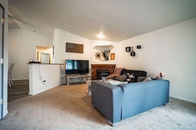 Building Photo - Updated 3 Bed 2 Bath Rambler on Quiet Cul ...