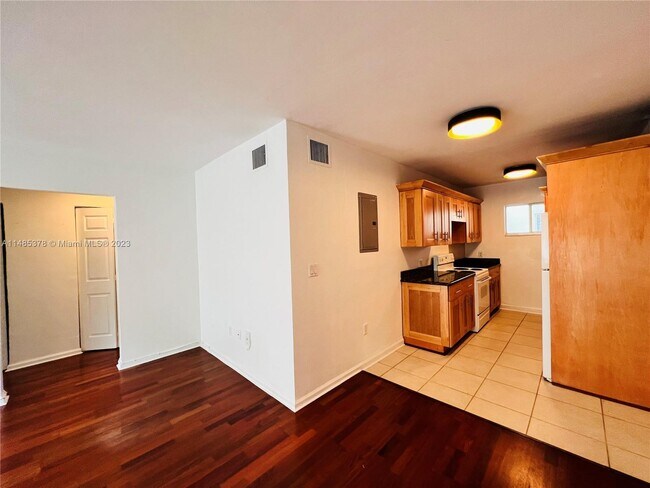 Building Photo - 2033 Calais Dr