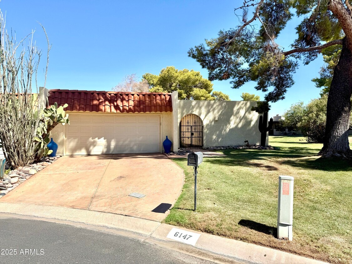 Foto principal - 6147 E Lewis Ave