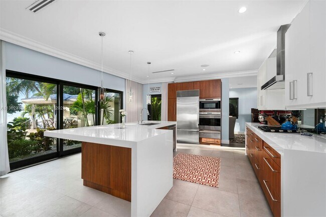 Building Photo - 250 W San Marino Dr