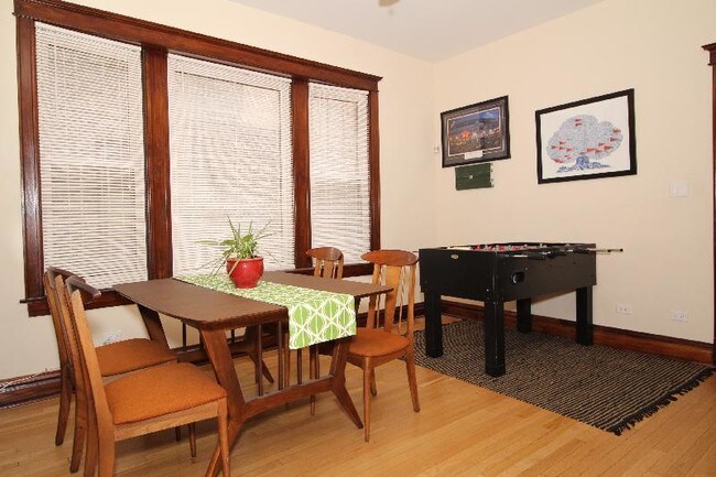 Foto del edificio - 1436 W Addison St