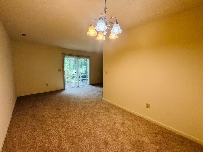 Building Photo - 3 Bedroom, 3 Bath Townhouse