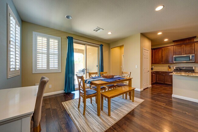 Building Photo - Single-Story Living with Modern Finishes – Available Furnished or Unfurnished
