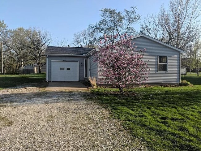 Building Photo - 203 School St