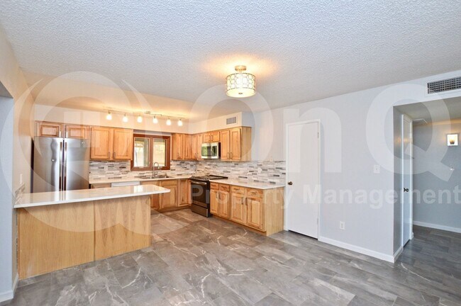 Foto del edificio - 6212 S Taylor Dr