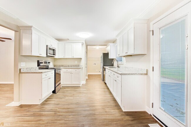 Foto del edificio - 3661 Collins Dr