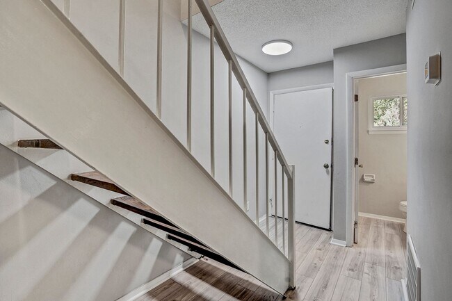 Foto del edificio - AVAILABLE NOW!! 2 Bedroom 2.5 Bathroom Townhome - Furnished!