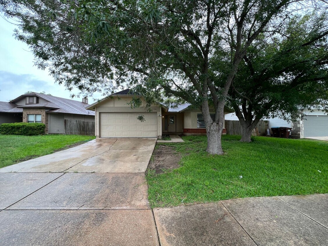Primary Photo - NICE SPACIOUS 3 BDRM 2 BATH HOME*FIREPLACE...