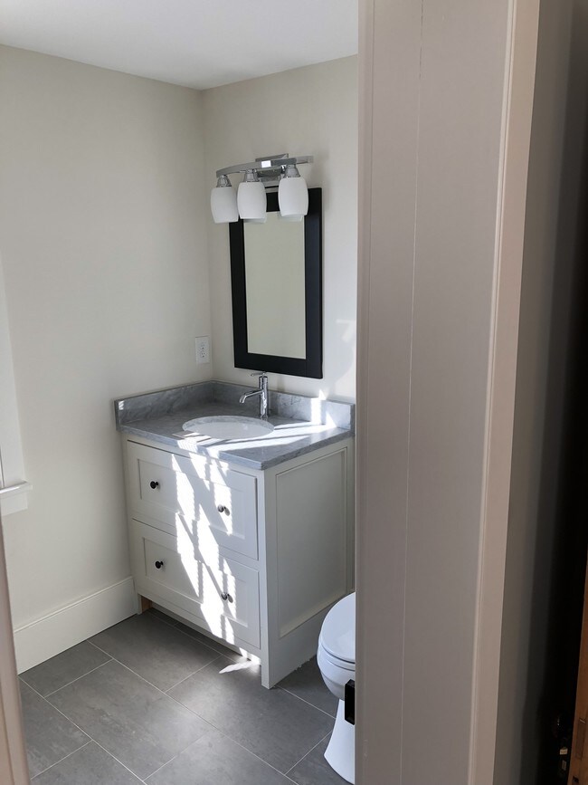 Building Photo - 2 Rose Ln