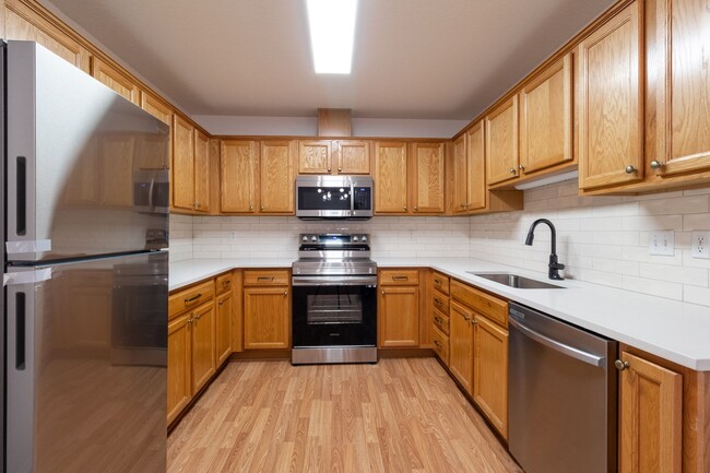 Foto del edificio - Beautiful 3 Bed 2.5  one level Townhome wi...