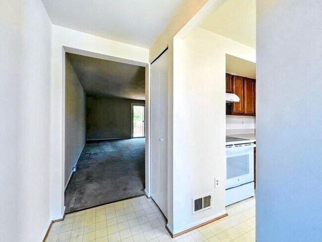 Building Photo - 12 Asbury Way