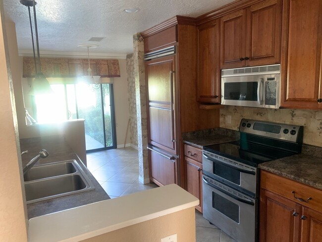 Building Photo - 2 Bed / 2.5 Bath Condo on Golf course. all...