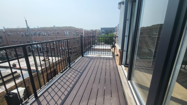 Foto del edificio - 1741 N Western Ave
