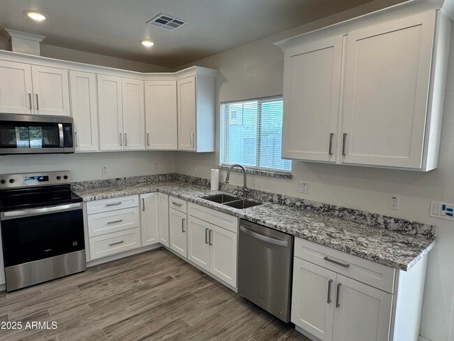 Building Photo - 2814 E Roeser Rd